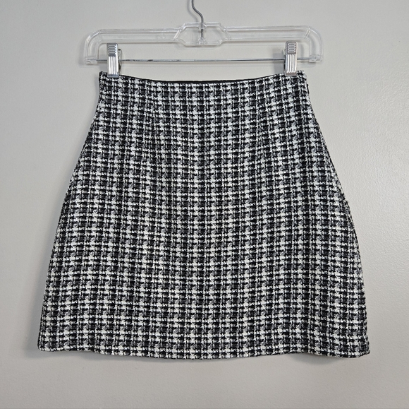 Chic Black and White Tweed Skirt - Picture 3 of 10